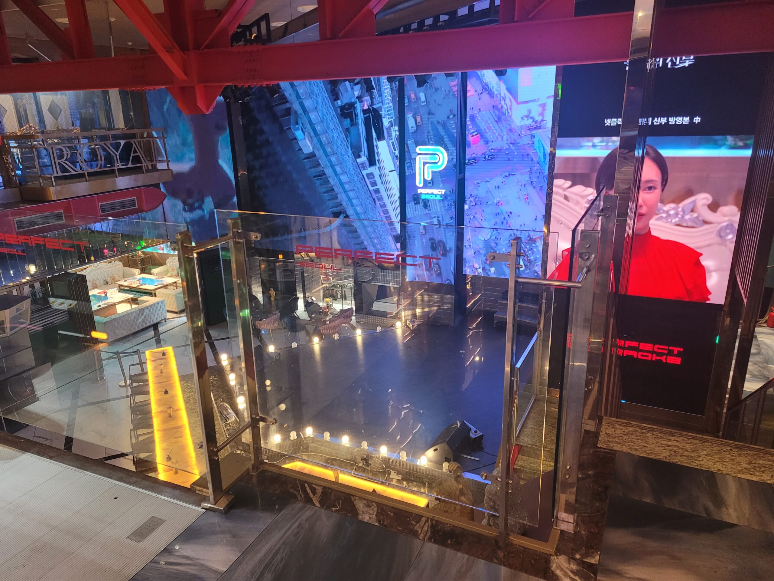 강남 가라오케 라운지 분위기