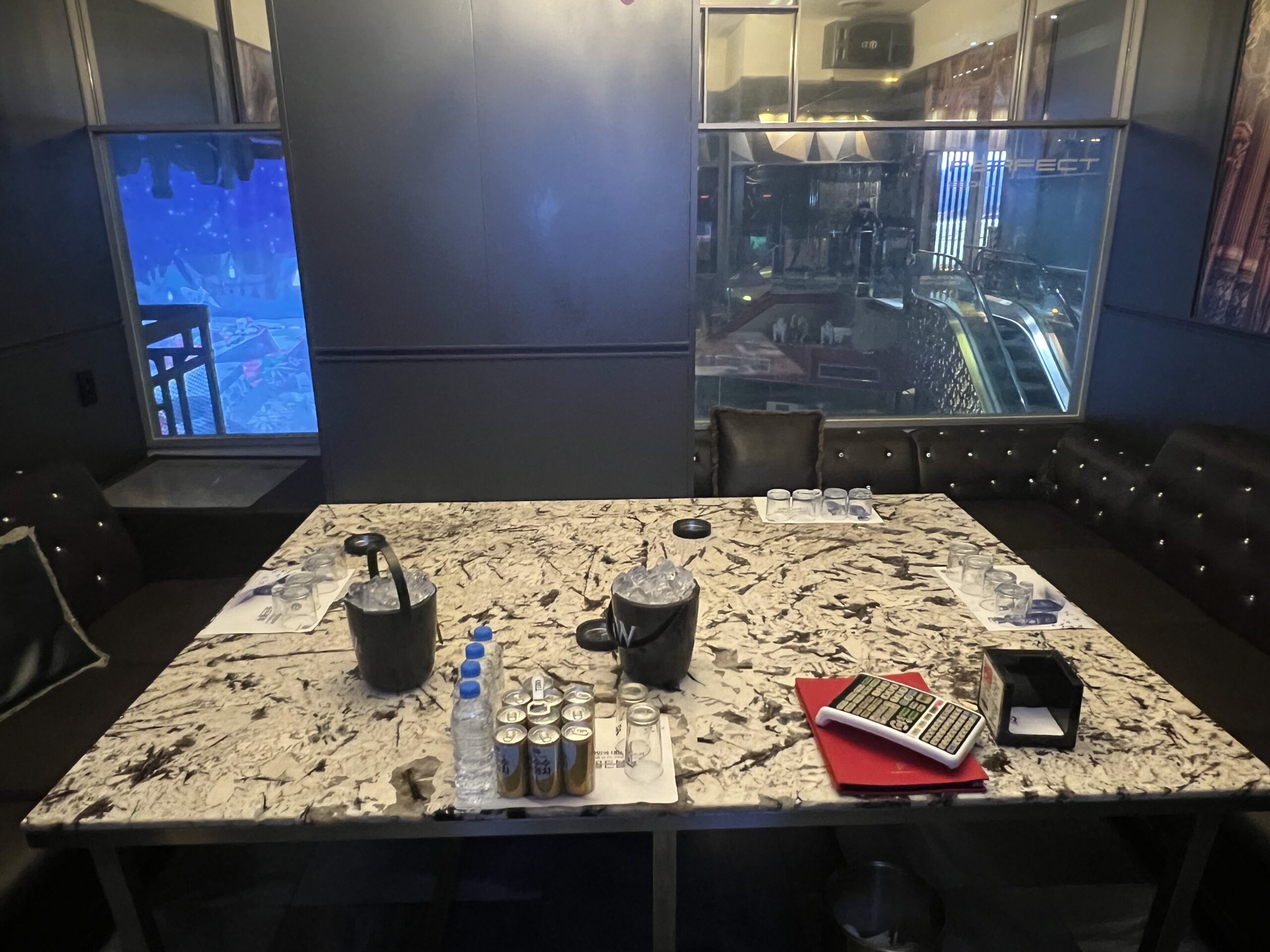 강남 가라오케 룸 내부 분위기