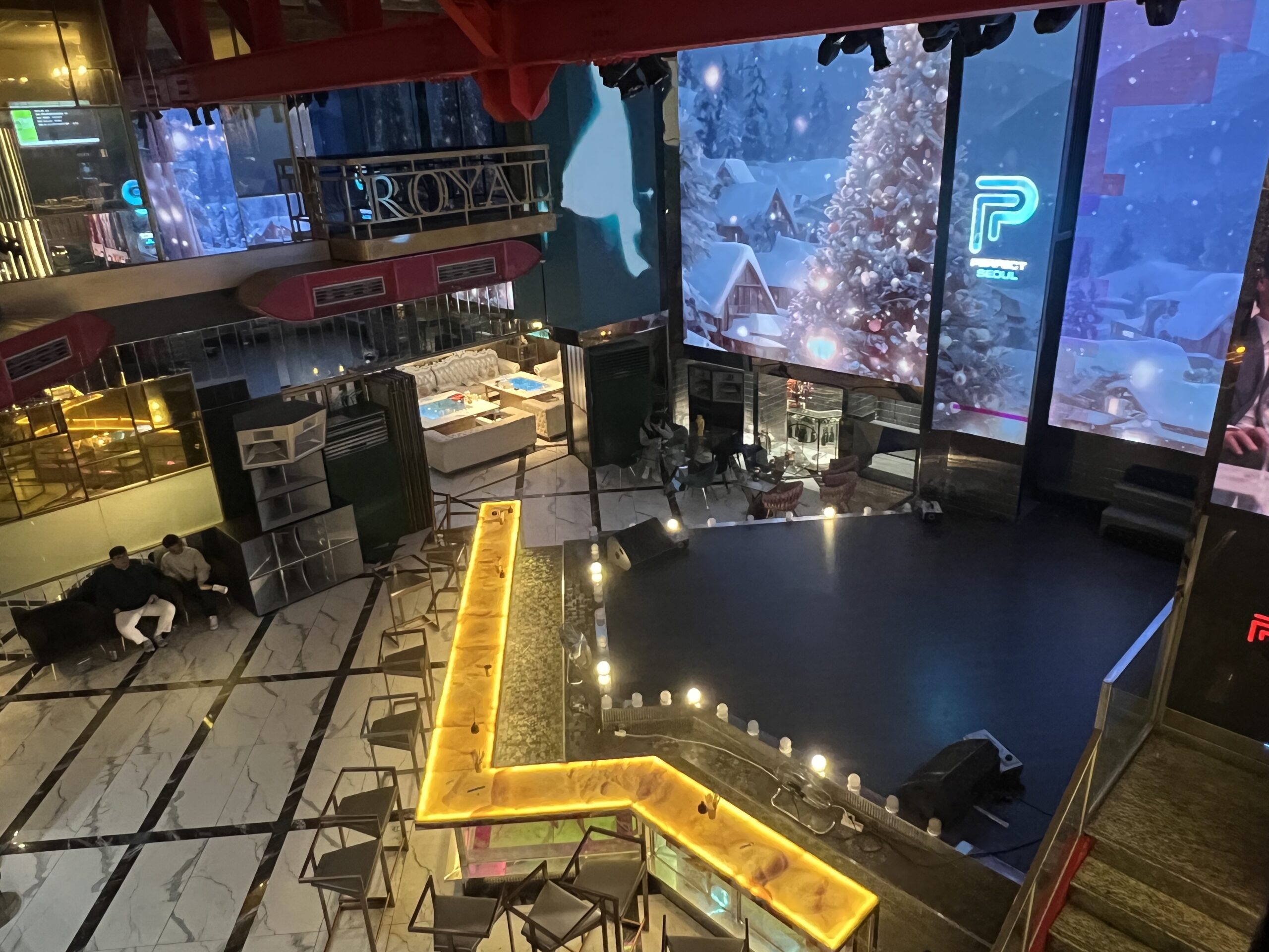 강남 가라오케 룸 내부 사진